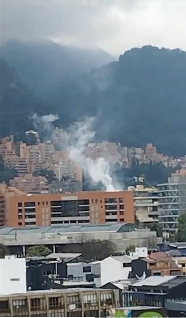 Alerta por columna de humo en la Zona T En este momento se registra una gran columna de humo en inmediaciones al centro comercial Andino.