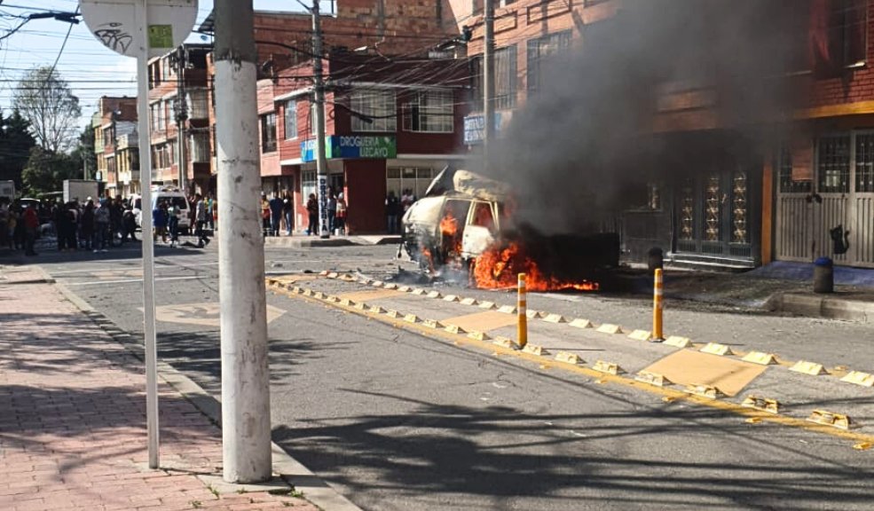 Ambulancia se incendió en Suba Bomberos se encuentran controlando las llamas que están consumiendo una ambulancia en la localidad de Suba.