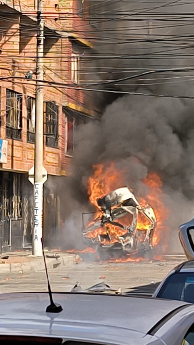 Ambulancia se incendió en Suba Bomberos se encuentran controlando las llamas que están consumiendo una ambulancia en la localidad de Suba.