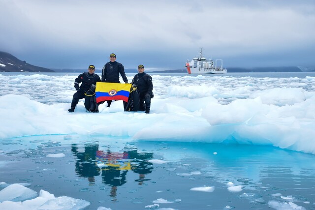 Armada colombiana completó su décima expedición en la Antártica Culminó la décima expedición Antártica realizada por la Armada colombiana, que esta vez remontó 8.500 millas náuticas hasta llegar al 'Continente Blanco' en el buque de investigación científica marina ARC 'Simón Bolívar', de fabricación local, que llevaba a bordo 95 tripulantes.