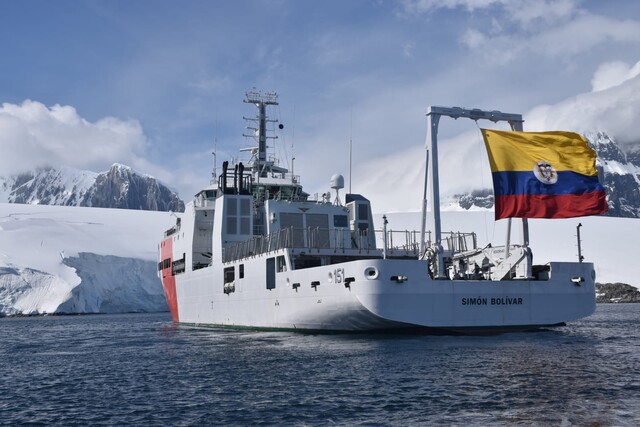 Armada colombiana completó su décima expedición en la Antártica Culminó la décima expedición Antártica realizada por la Armada colombiana, que esta vez remontó 8.500 millas náuticas hasta llegar al 'Continente Blanco' en el buque de investigación científica marina ARC 'Simón Bolívar', de fabricación local, que llevaba a bordo 95 tripulantes.