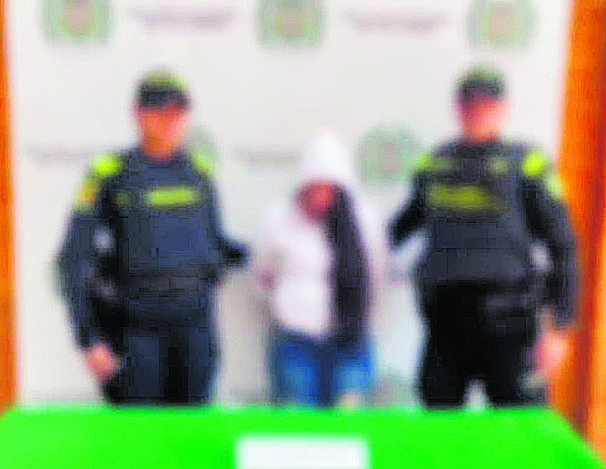 Así cayó la reina del cambiazo de tarjetas En el aeropuerto El Dorado fue capturada alias 'Juanita', una joven de 28 años conocida en el mundo delincuencial como la reina del cambiazo de tarjetas, principalmente en los departamentos de Caldas, Tolima, Valle del Cauca, Risaralda, Meta, Antioquia, Cundinamarca y en Bogotá.