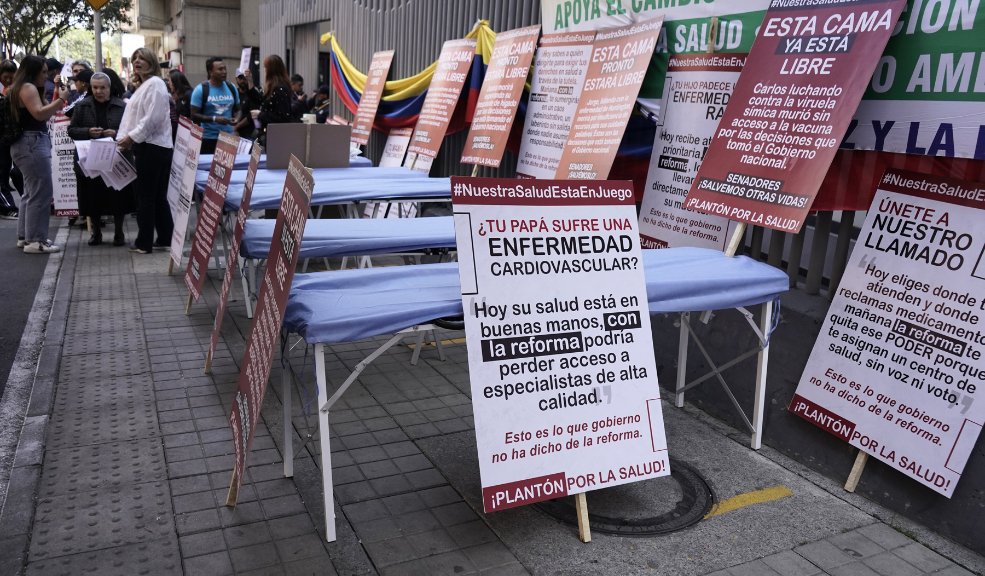 Así fue la movilización en contra de la reforma a la salud La cita se dio alrededor de las 10:00 a.m., hora en que fue convocado el plantón por parte del movimiento social Pacientes Colombia, bajo la premisa "Nuestra salud está en juego".