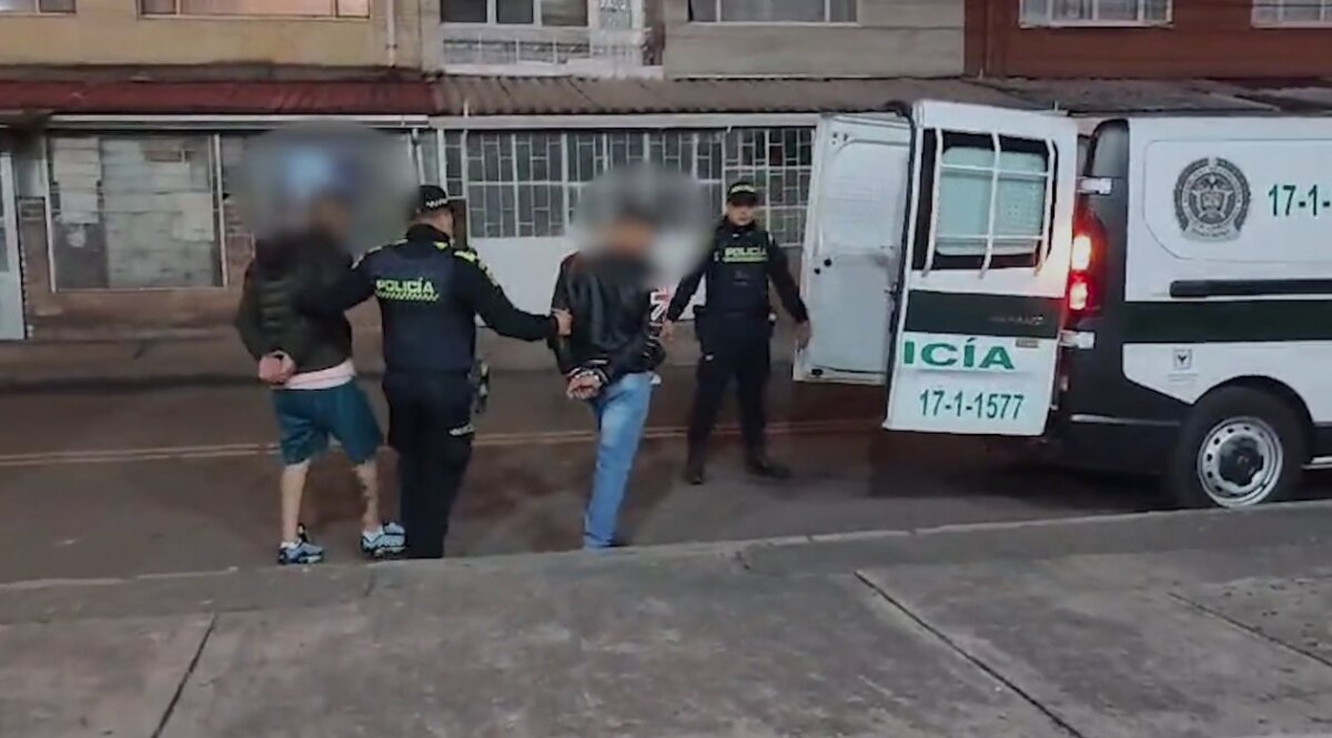 Autoridades capturaron a pillos que estaban robando carros en Engativá La Policía Metropolitana de Bogotá capturó a tres sujetos que intentaban robar un carro en la localidad de Engativá. Además, inmovilizó el vehículo en el que se transportaban.