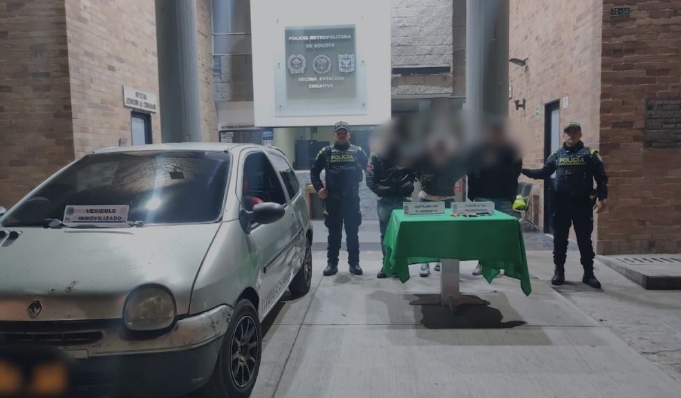 Autoridades capturaron a pillos que estaban robando carros en Engativá La Policía Metropolitana de Bogotá capturó a tres sujetos que intentaban robar un carro en la localidad de Engativá. Además, inmovilizó el vehículo en el que se transportaban.