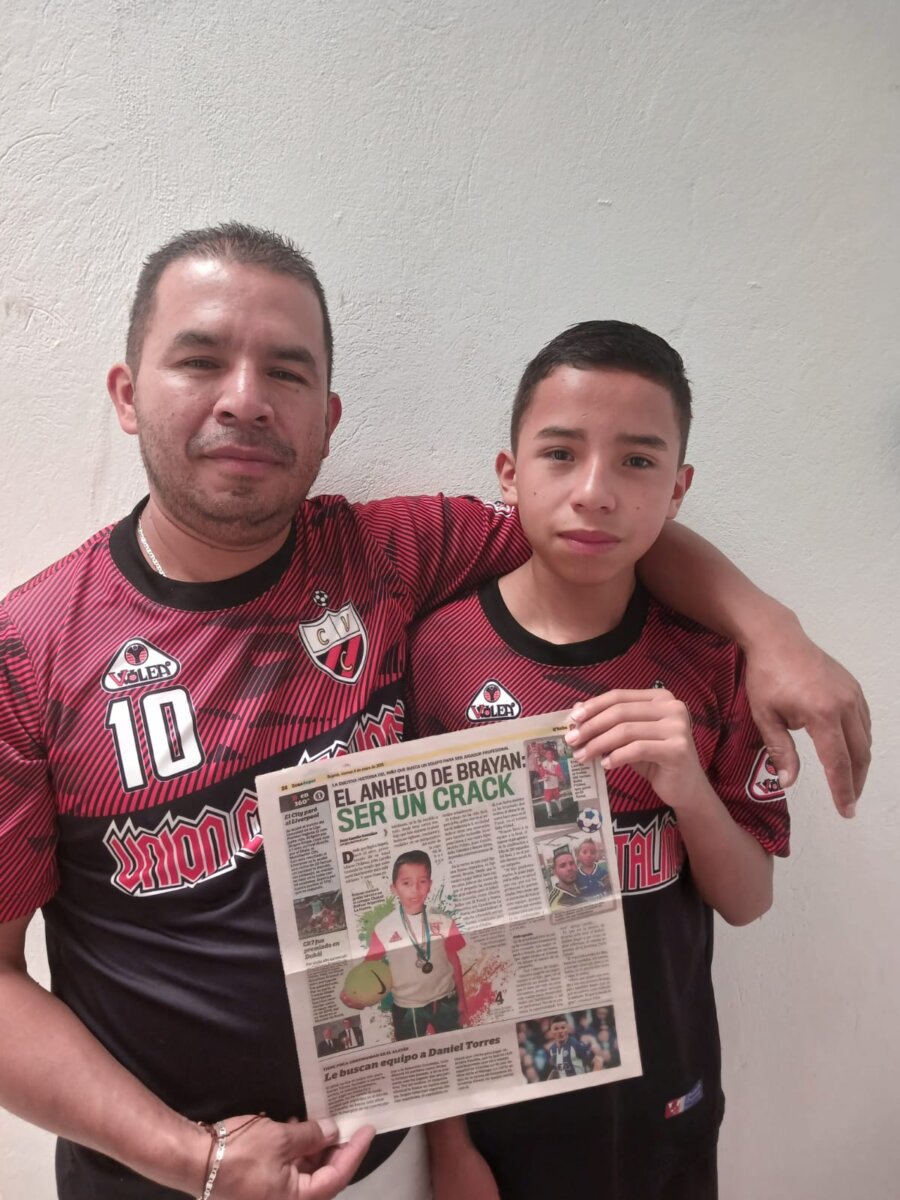 Brayan se hizo crack con la ayuda de Q`HUBO Brayan Carrillo sabe la importancia de aprovechar las oportunidades que le da la vida, pues gracias a eso hoy puede decir que es una promesa del fútbol bogotano. 