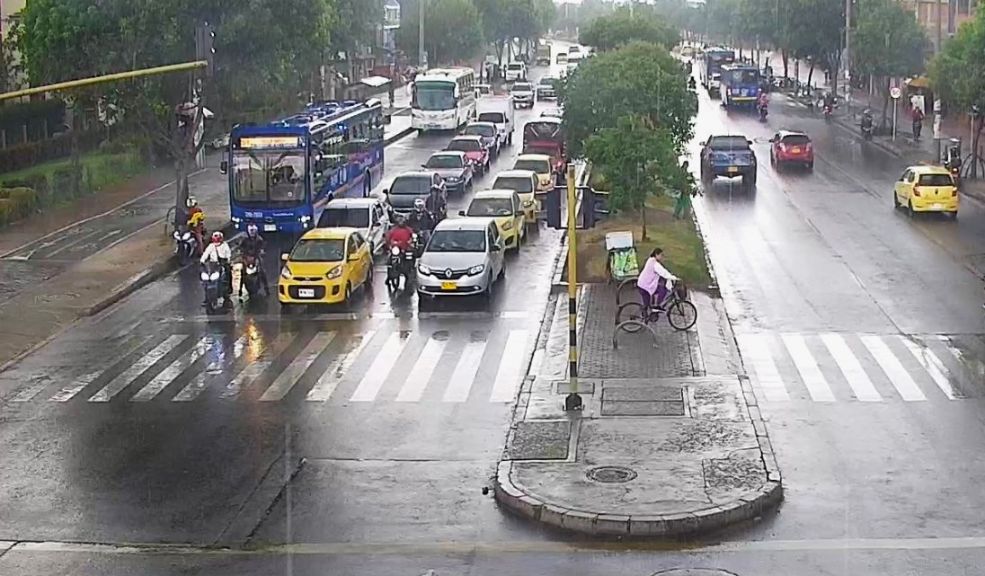 Caos en la movilidad por cuenta de las fuertes lluvias Durante este lunes se han presentado fuertes lluvias en diferentes localidades de Bogotá, las cuales han generado inundaciones y afectaciones en la movilidad.