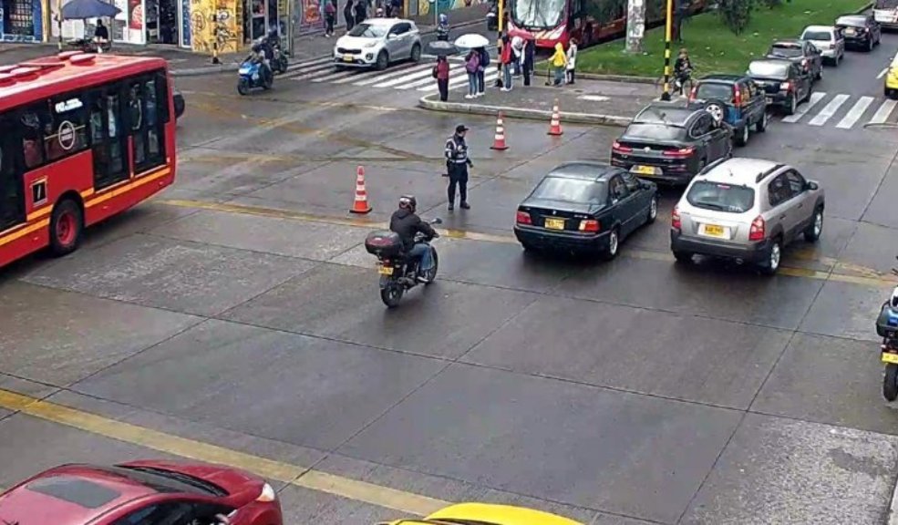 Caos en la movilidad por manifestaciones en Av. El Dorado A esta hora se encuentran cerrada las estaciones de TransMilenio de la calle 26.