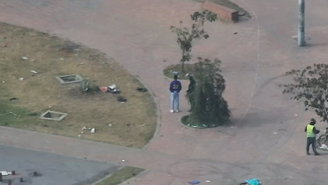 Con drones logran la captura de expendedores de droga en Ciudad Bolívar #AsíPasó Los expendedores actuaban de manera natural. Sin embargo, quedaron en evidencia gracias a los sistemas aéreos remotamente tripulados de la Policía Nacional.