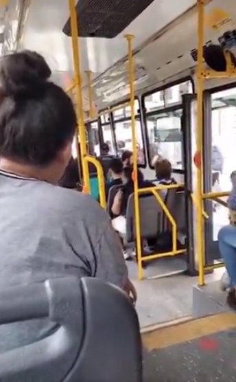 EN VIDEO: Conductor de un bus amenazó con taser a pasajeros que se subieron sin pagar El conductor de un bus en Argentina, amenazó a una pareja y a su hijo con un taser porque no pagaron el respectivo pasaje. El hecho quedó registrado en video.