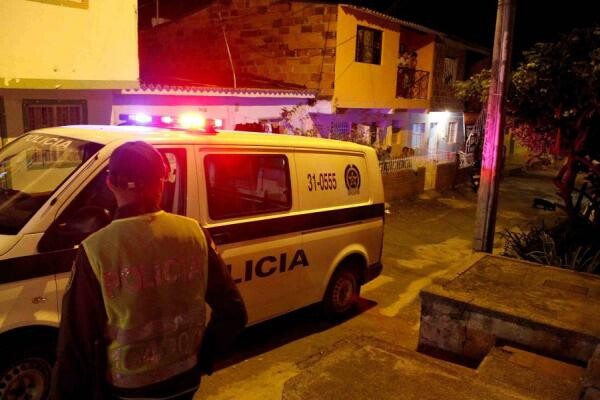Dos adultos mayores fueron asesinados en el 20 de Julio En la noche de este jueves se registró un doble asesinato en el barrio 20 de Julio de la localidad de San Cristóbal. Al parecer, una de las víctimas fue encontrada con un arma de fuego en su poder.