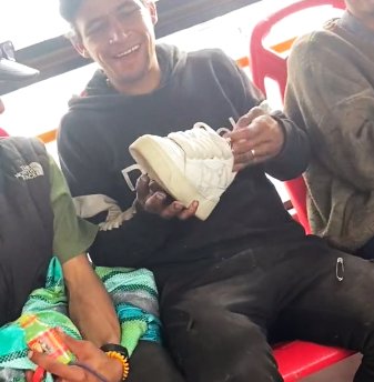 EN VIDEO: Dejaron de oler pegante para arreglar el zapato de una pasajera en TM Cuatro sujetos que viajaban en TransMilenio consumiendo pegante ayudaron a una joven a la que se le despegó la suela del zapato.