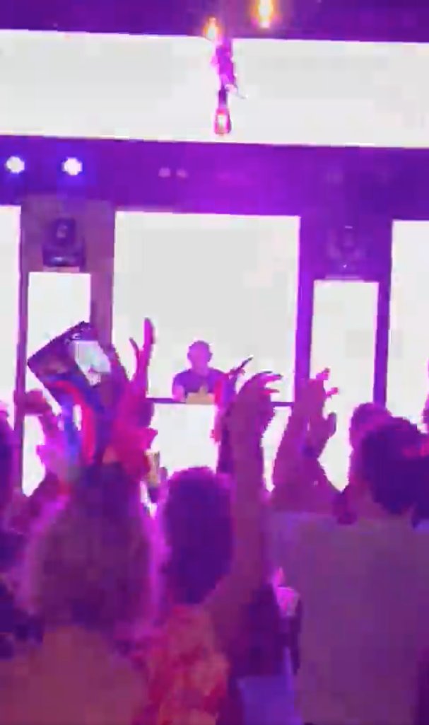EN VIDEO: Expresidente Iván Duque apareció como DJ en fiesta privada En redes sociales se viralizaron videos en los que aparece el expresidente Iván Duque mostrando sus habilidades como DJ en una fiesta privada en Cartagena.