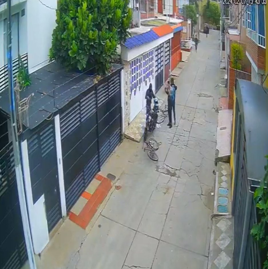 EN VIDEO: Indignante atraco en Madelena En un video quedó registrado el violento atraco que se registró en el sector de Madelena, en Ciudad Bolívar, donde 4 ladrones abordaron a un muchacho y le robaron sus pertenencias.