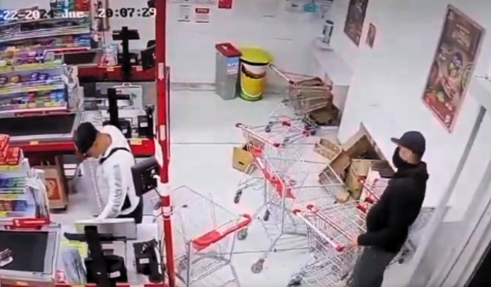 EN VIDEO: Nuevo atraco en D1 de Fontibón Los delincuentes intimidaron a trabajadores y clientes del supermercado.