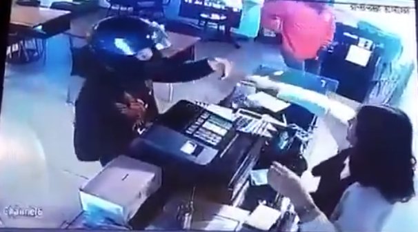 EN VIDEO: Nuevo robo a restaurante en Usaquén Los robos a establecimientos comerciales no paran. Recientemente se dio a conocer a través de redes sociales un nuevo atraco al interior de un restaurante en Usaquén.