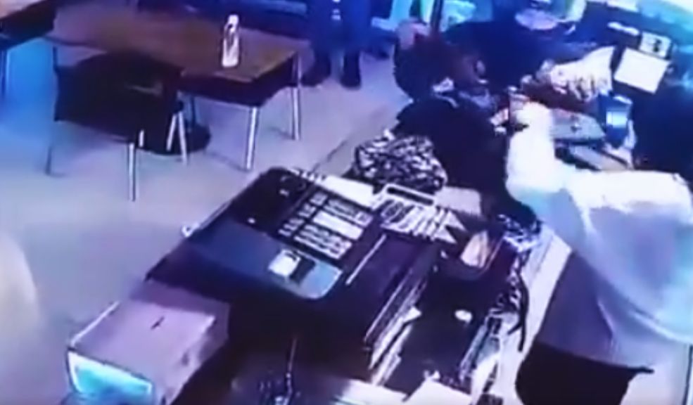 EN VIDEO: Nuevo robo a restaurante en Usaquén Los robos a establecimientos comerciales no paran. Recientemente se dio a conocer a través de redes sociales un nuevo atraco al interior de un restaurante en Usaquén.