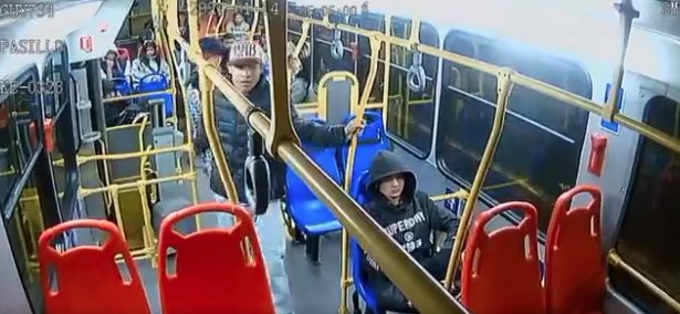 EN VIDEO: Violento atraco en un bus del Sitp Sujetos intimidaron y golpearon a un joven que se encontraba en el bus.