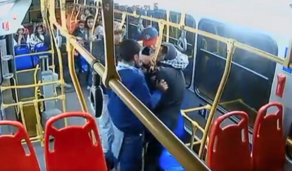 EN VIDEO: Violento atraco en un bus del Sitp Sujetos intimidaron y golpearon a un joven que se encontraba en el bus.