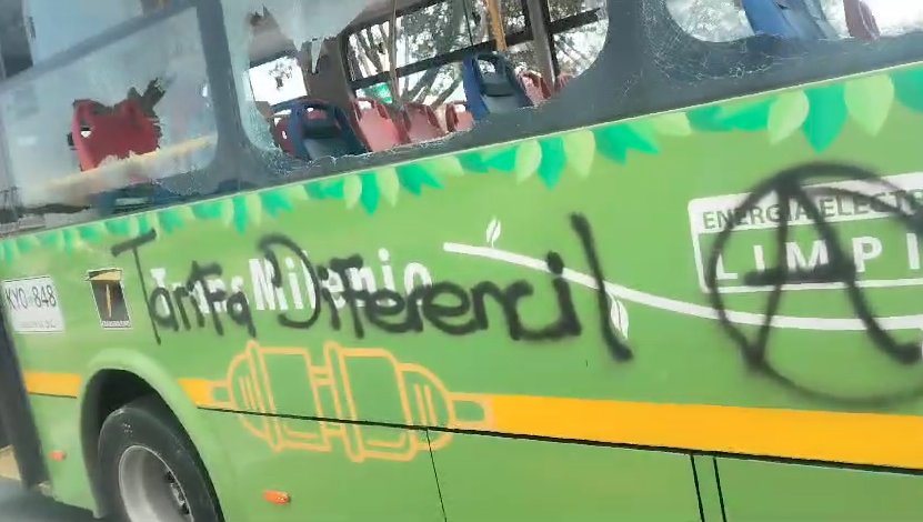 Encapuchados vandalizan un bus del Sitp En medio de las manifestaciones que se han presentado la tarde de este miércoles en la Av. Villavicencio con Av. Gaitán Cortés encapuchados vandalizaron un bus de servicio público.