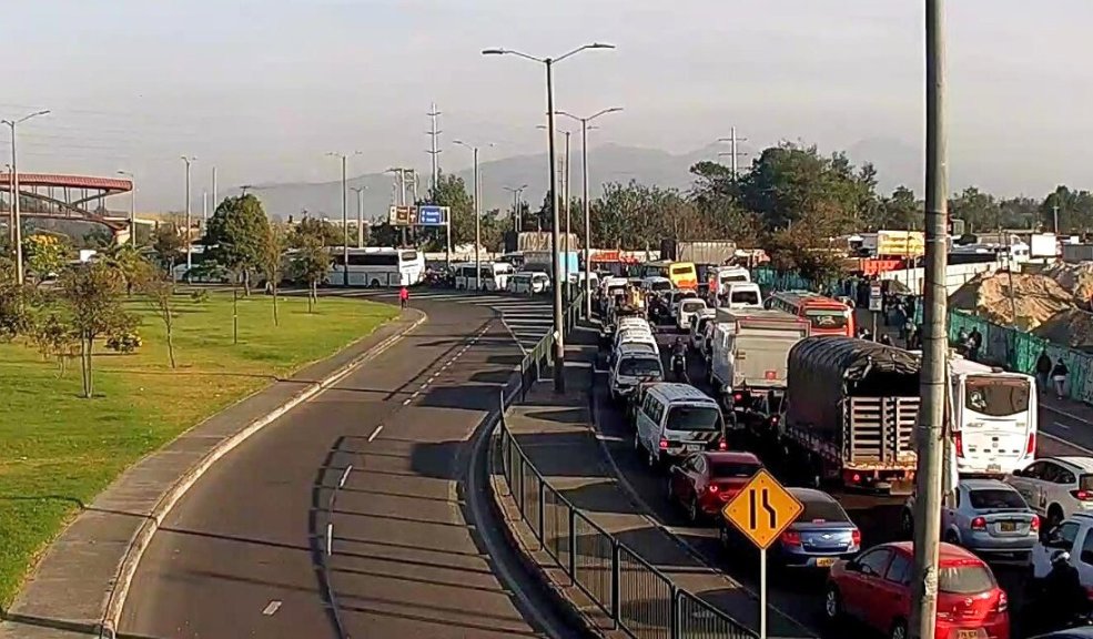 Gran congestión vial por accidente de tránsito en la calle 80 El accidente se presentó en la vía Bogotá -La Vega, por el corredor de la calle 80.