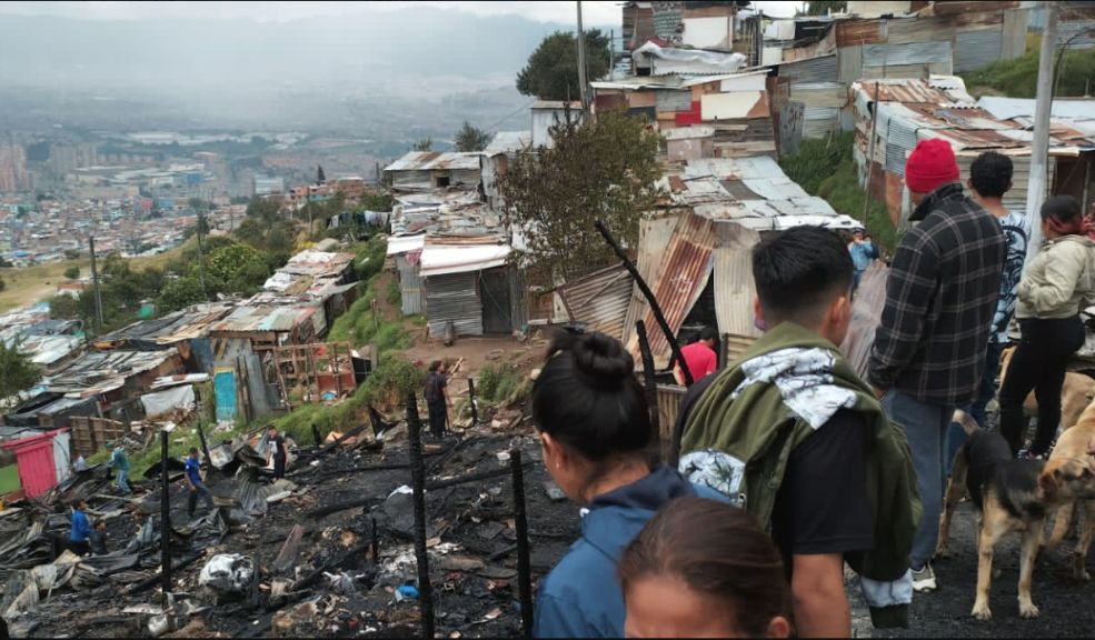 Habitantes de Ciudad Bolívar pasaron la noche a la intemperie tras fuerte incendio Este domingo se presentó un fuerte incendio en el barrio Santa Viviana de Ciudad Bolívar, el cual consumió al menos 11 viviendas y dejó a dos personas heridas.