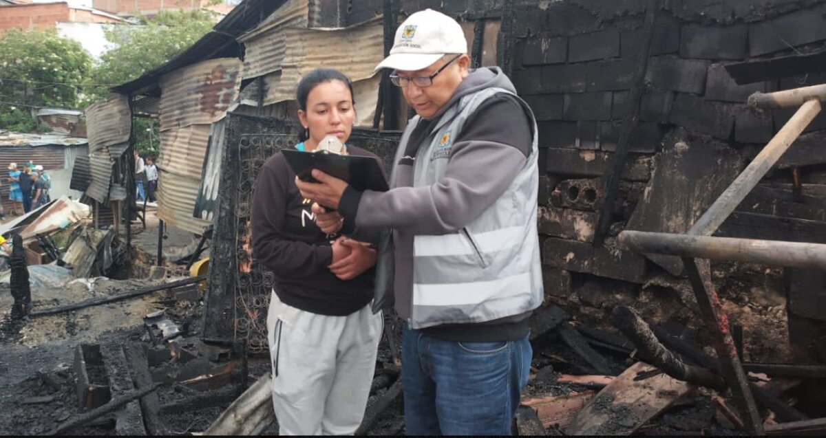 Habitantes de Ciudad Bolívar pasaron la noche a la intemperie tras fuerte incendio Este domingo se presentó un fuerte incendio en el barrio Santa Viviana de Ciudad Bolívar, el cual consumió al menos 11 viviendas y dejó a dos personas heridas.