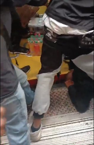 Hombre quedó con la cabeza atrapada en una estación de TransMilenio: esta fue la razón En redes sociales se hizo viral un video en el que la cabeza de un hombre quedó atascada entre una estación y un bus articulado. TransMilenio explicó cuál fue la causa.