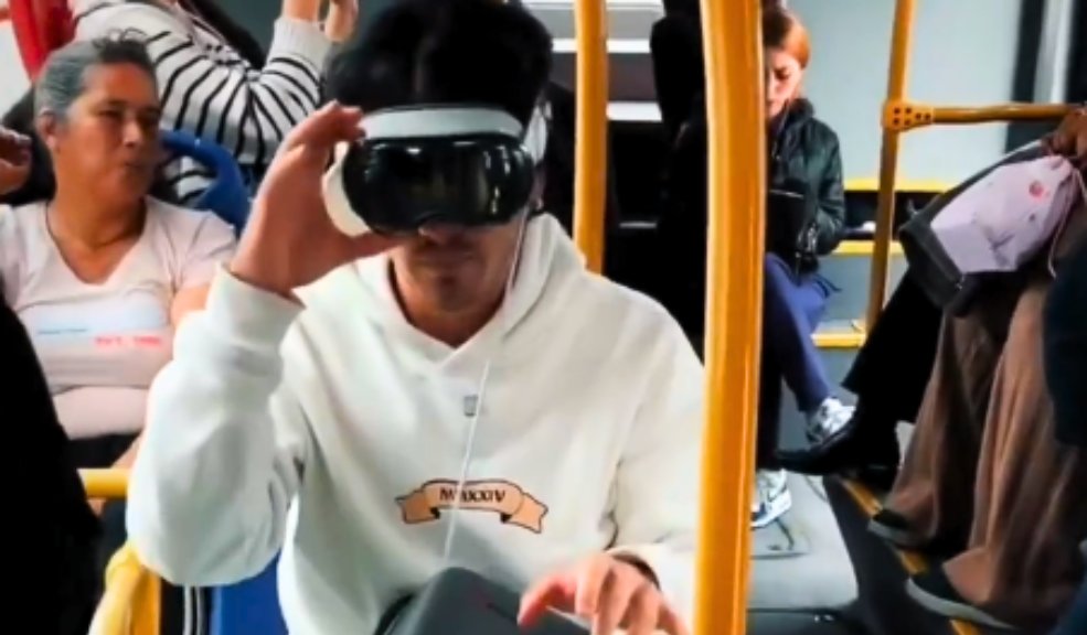 Hombre se subió a TransMilenio con gafas de 15 millones Un hombre se subió a Transmilenio con las recién salidas Apple Vision Pro que cuestan unos 15 millones de pesos colombianos. Las personas a su alrededor se mostraron sorprendidas al ver cómo se utilizaban.