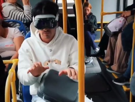 Hombre se subió a TransMilenio con gafas de 15 millones Un hombre se subió a Transmilenio con las recién salidas Apple Vision Pro que cuestan unos 15 millones de pesos colombianos. Las personas a su alrededor se mostraron sorprendidas al ver cómo se utilizaban.