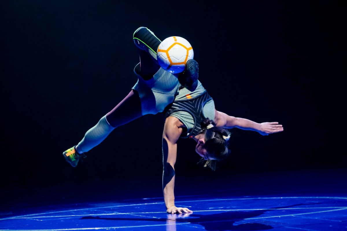 La magia circense de Messi estará en Colombia El circo más famoso del mundo, Cirque Du Soleil, anunció su regreso al país con uno de sus espectáculos más publicitados de los últimos años, inspirado en la magia y genialidad en el considerado uno de los futbolistas más importantes de la historia.