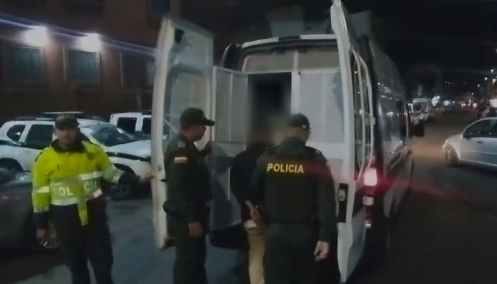 'Los Rueda Libre' capturados por robo de vehículos En un contundente golpe a las bandas delicuenciales, la Policía de Bogotá capturó tres presuntos integrantes de una banda delincuencial llamados 'Los Rueda Libre'.