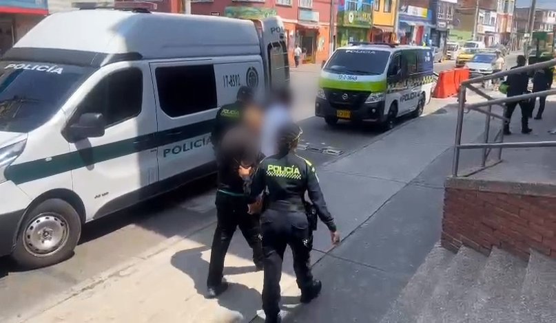 'Los Rueda Libre' capturados por robo de vehículos En un contundente golpe a las bandas delicuenciales, la Policía de Bogotá capturó tres presuntos integrantes de una banda delincuencial llamados 'Los Rueda Libre'.