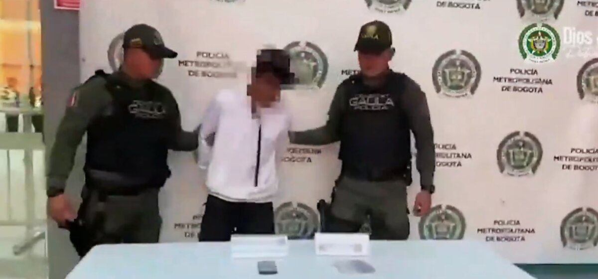 'Macho Man', el presunto extorsionista que lloró cuando fue capturado en Bogotá De acuerdo con las autoridades, el sujeto extorsionaba comerciantes en Bogotá, pero cuando fue capturado lo primero que hizo fue llorar. Ahora le dicen "Lagrimitas".