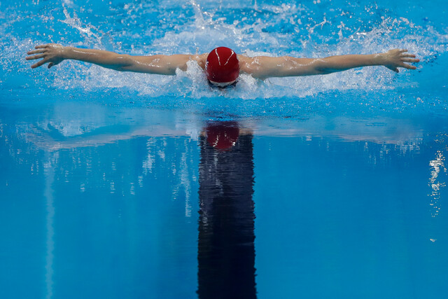 Natación: un deporte muy completo Practicar natación es más beneficioso de lo que a simple vista se ve. Y es que, aparte de permitirles a las personas desempeñarse bien bajo el agua, puede ayudarles a mejorar su salud.