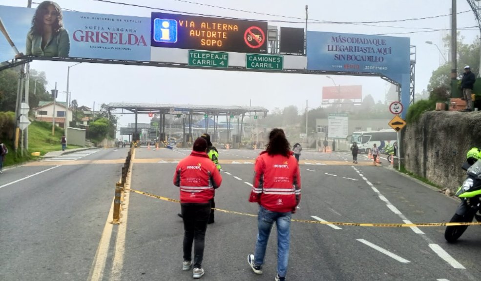 Protestas en la vía Bogotá- La Calera por nuevo peaje Tras protestas, la ANI ordenó suspender la construcción de las casetas del peaje en el páramo de Cruz Verde.
