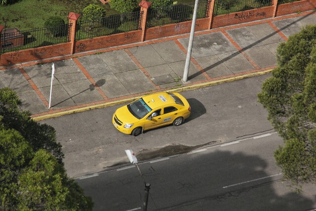 Taxista habría robado, golpeado y lanzado del carro a una joven en San Cristóbal Según lo denunciado por la familia de la joven, el taxista la habría golpeado y robado porque desconfió de ella.