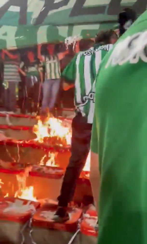 Tras derrota, hinchas de Nacional incendian sillas del estadio Tras finalizar el clásico Millonarios Vs. Nacional, que se llevó a cabo en el estadio Atanacio Girardot, algunos hinchas del 'Verde' le prendieron fuego a la tribuna.