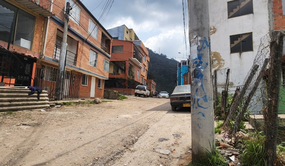 Violenta riña cobró la vida de un hombre en Chapinero En la parte alta del barrio Bosque Calderón (en la localidad de Chapinero), se presentó una riña que cobró la vida de un joven residente de esta zona.