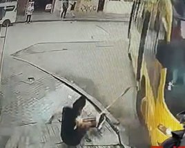 EN VIDEO: Bus arrolló a mujer que se encontraba barriendo A través de redes sociales se difundió un video que muestra el momento en que un bus del Sitp arrolla a una mujer que estaba barriendo.
