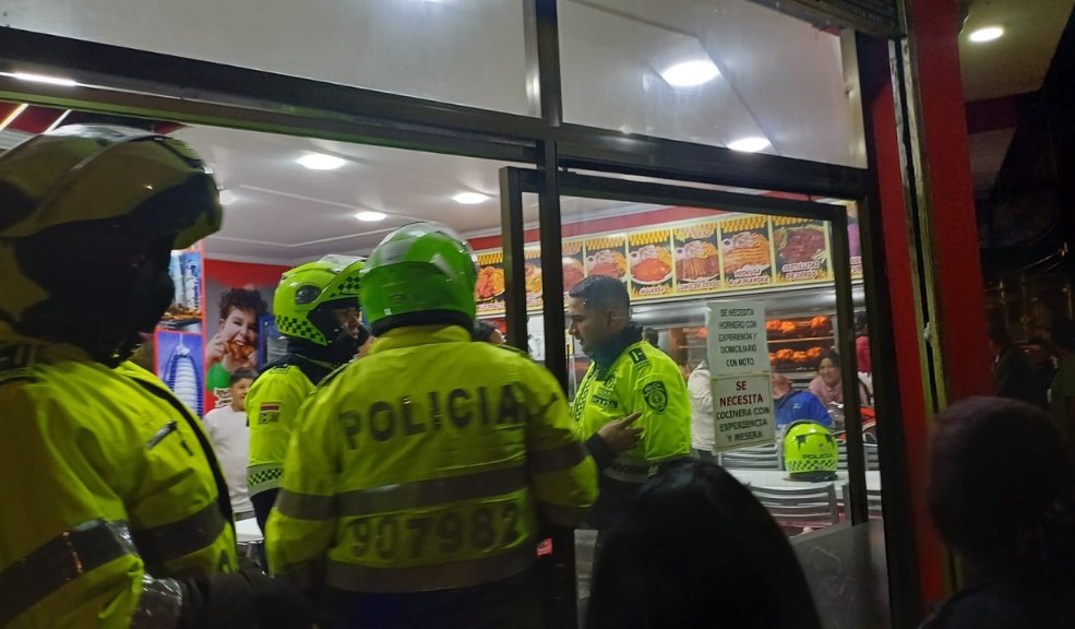 Sicarios asesinaron a un hombre en un asadero de pollos de Usaquén Un nuevo hecho violento se presentó la noche de este viernes en Bogotá, el cual dejó la muerte de un hombre que se encontraba al interior de un asadero de pollos del barrio Lijacá, en la localidad de Usaquén.
