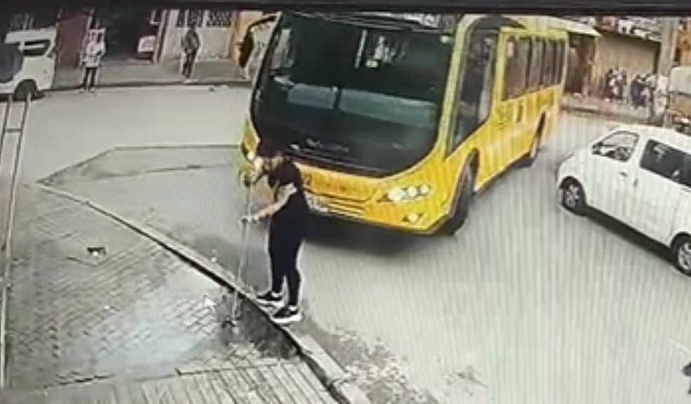 EN VIDEO: Bus arrolló a mujer que se encontraba barriendo A través de redes sociales se difundió un video que muestra el momento en que un bus del Sitp arrolla a una mujer que estaba barriendo.