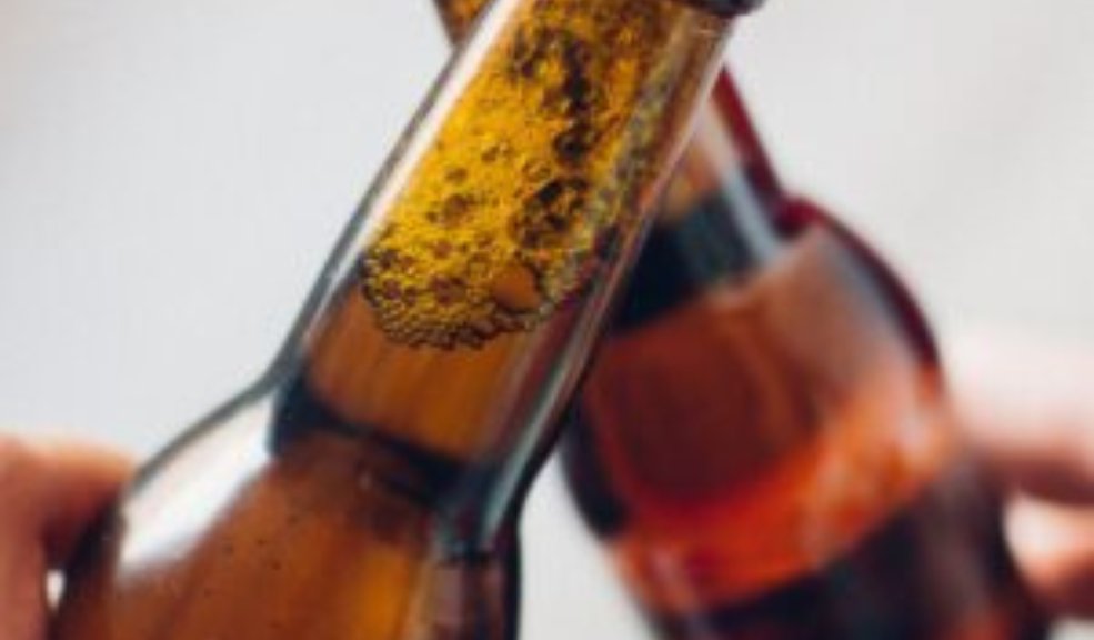 Hombre murió tras ser linchado por robarse unas cervezas en Suba Algunas versiones indicarían que el hombre estaba cumpliendo una apuesta, lo que habría motivado el robo de las cervezas.