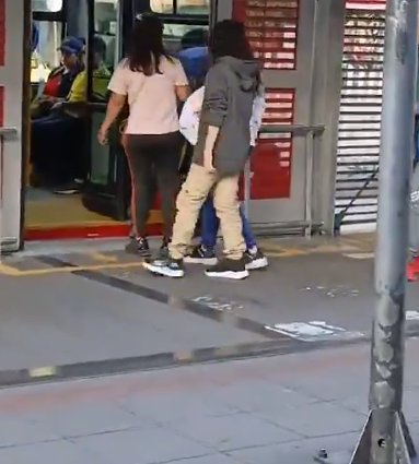 EN VIDEO: Adulta mayor que intentó colarse en TransMilenio quedó atrapada en una puerta La adulta mayor puso en riesgo su vida tras intentar colarse en TransMilenio.