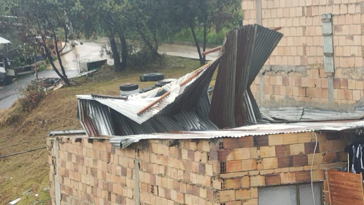 Vendaval arrasó con los techos de varias viviendas en Usme Fueron 30 viviendas las que resultaron afectadas en Usme.