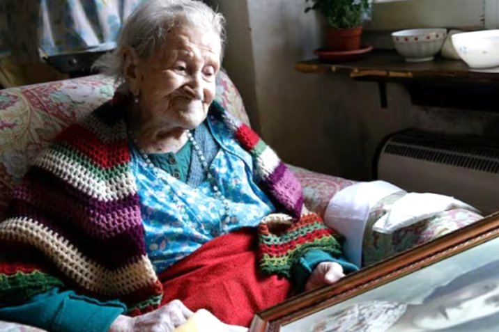 Abuelita vivió hasta los 117 años y se alimentó de lo mismo todos los días Emma Morano, oriunda de Piamonte, Italia, vivió 117 años. A lo largo de su vida, fue testigo de guerras, cambios de papas y avances tecnológicos. La mujer reveló sus secretos para la longevidad.
