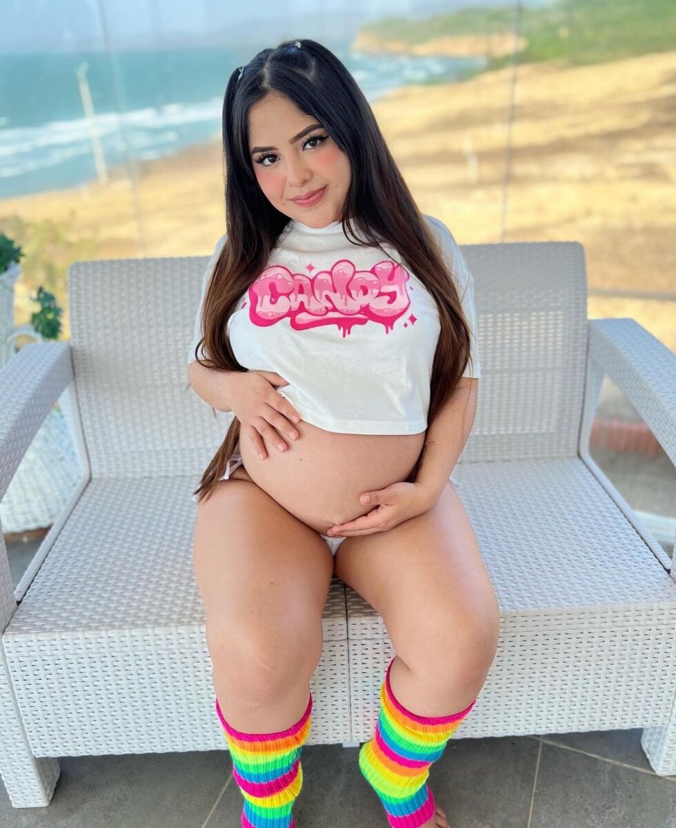 Angie Brand, reina de OnlyFans, es criticada por hacer contenido estando embarazada Angie Brand subió unas controversiales fotografías estando embarazada, lo cual desató un mar de comentarios.