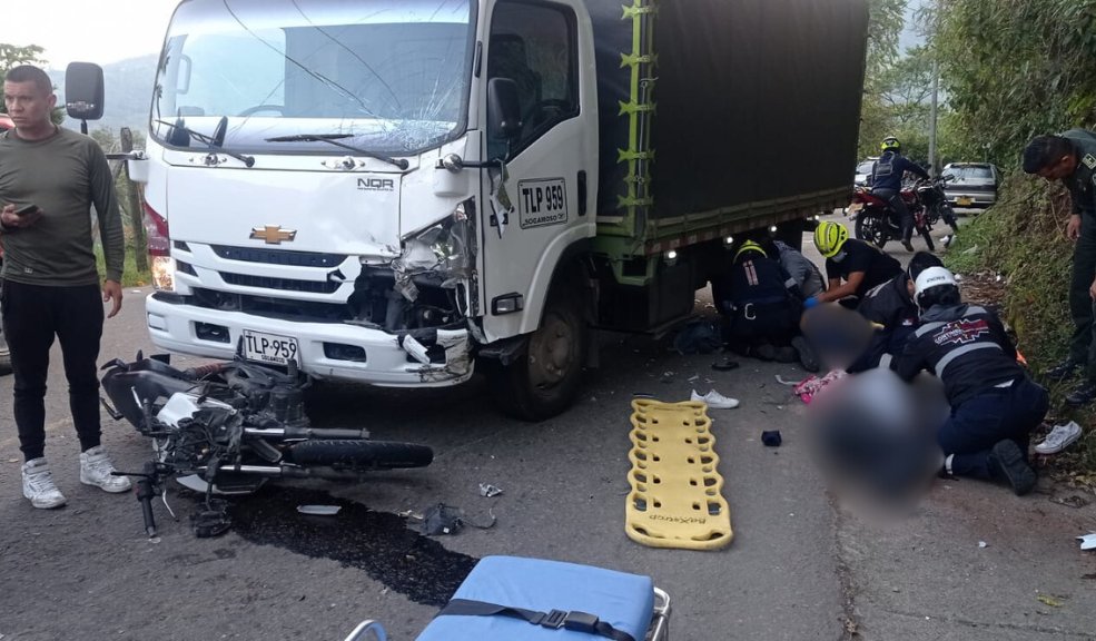Aparatoso accidente cobró la vida de una mujer La mujer, quien se movilizaba como acompañante en una motocicleta, falleció tras un fuerte choque con un camión.
