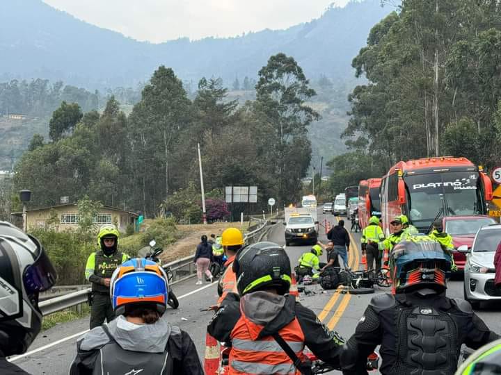 Aparatoso siniestro causó la muerte de un motociclista en la vía al Llano En la vía que conduce de Bogotá a Villavicencio se presentó un grave accidente de tránsito que cobró la vida de un motociclista. El incidente generó gran congestión vial.