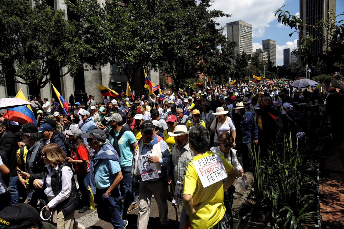 Así avanza en Bogotá la marcha de la oposición contra Petro Con la arenga principal de "¡Fuera Petro!" y una variedad de razones, más de 2.000 personas iniciaron en la mañana de este miércoles desde el Parque Nacional en Bogotá la marcha en contra del Gobierno de presidente, Gustavo Petro, la cual espera llegar al mediodía a la Plaza de Bolívar.